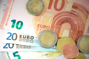 Erfahre, wie viel die § 34i IHK Sachkundeprüfung kostet (Foto: Pixabay, Pexels).